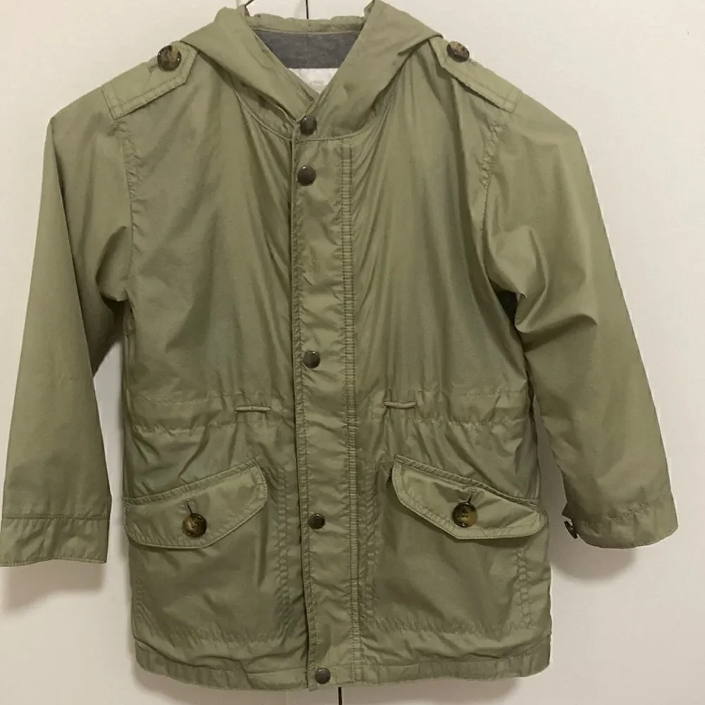 Burberry Boys Rain Jacket with Hood. Olive green Nylon. Size 4 Yr.